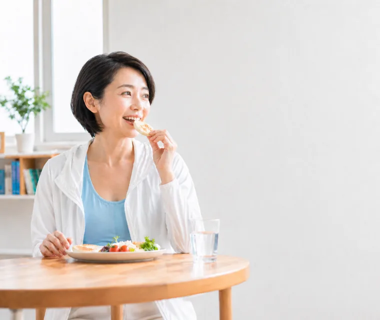 食事をする女性