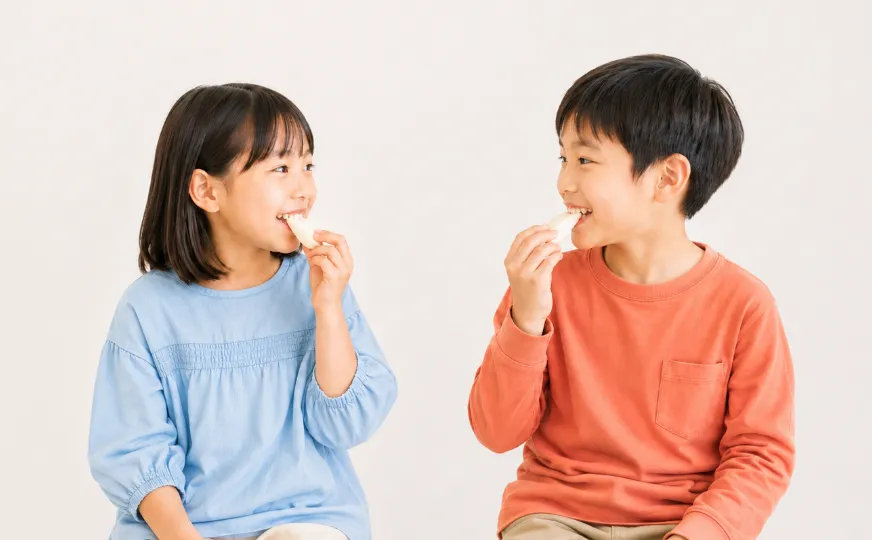 かまぼこを食べる子供たち