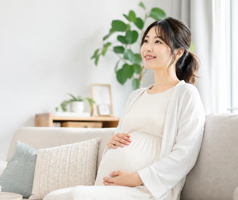 ソファに座る妊婦さん