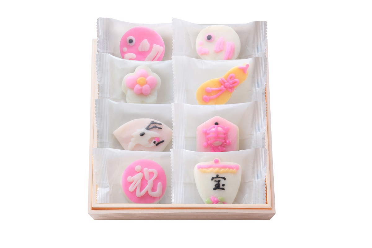 今年の「おひなかまぼこ」はお重箱入り、細工かまぼこ入りの限定セット