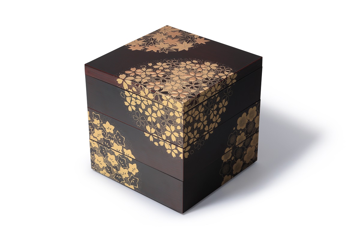 今年の「おひなかまぼこ」はお重箱入り、細工かまぼこ入りの限定セット